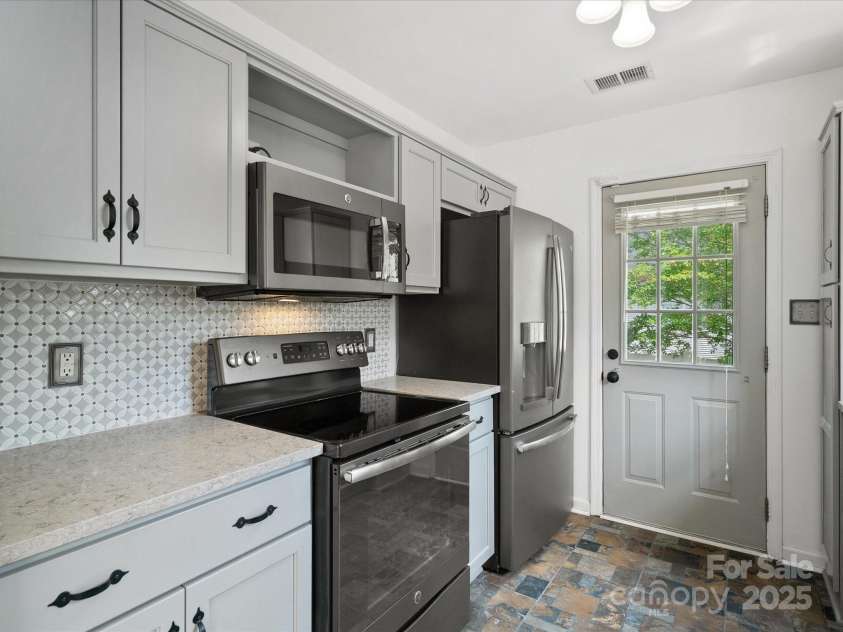 6647 Vlosi Drive, Charlotte, NC 28226.  MLS# CAR4249804, YatesRealty ID 10197. 