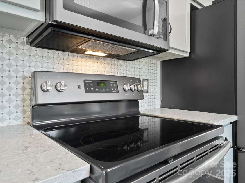 6647 Vlosi Drive, Charlotte, NC 28226.  MLS# CAR4249804, YatesRealty ID 10197. 