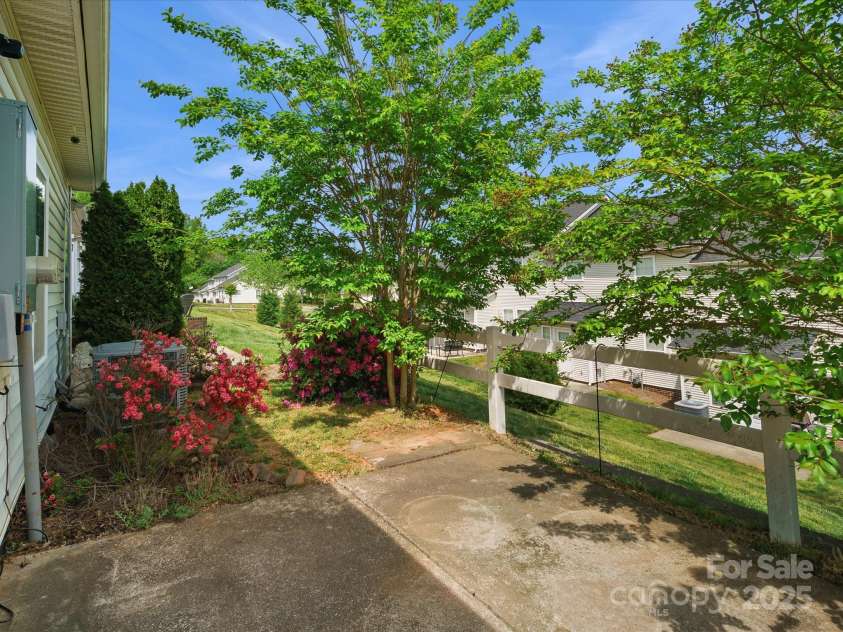 6647 Vlosi Drive, Charlotte, NC 28226.  MLS# CAR4249804, YatesRealty ID 10197. 