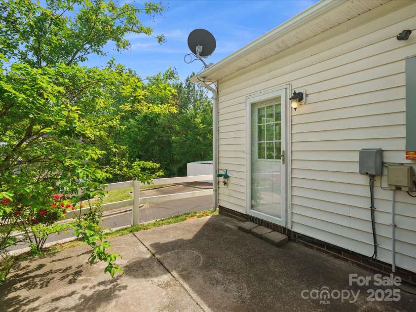 6647 Vlosi Drive, Charlotte, NC 28226.  MLS# CAR4249804, YatesRealty ID 10197. 