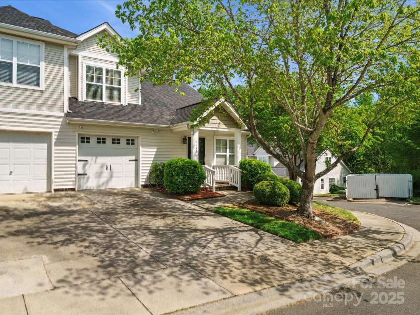 6647 Vlosi Drive, Charlotte, NC 28226.  MLS# CAR4249804, YatesRealty ID 10197. 