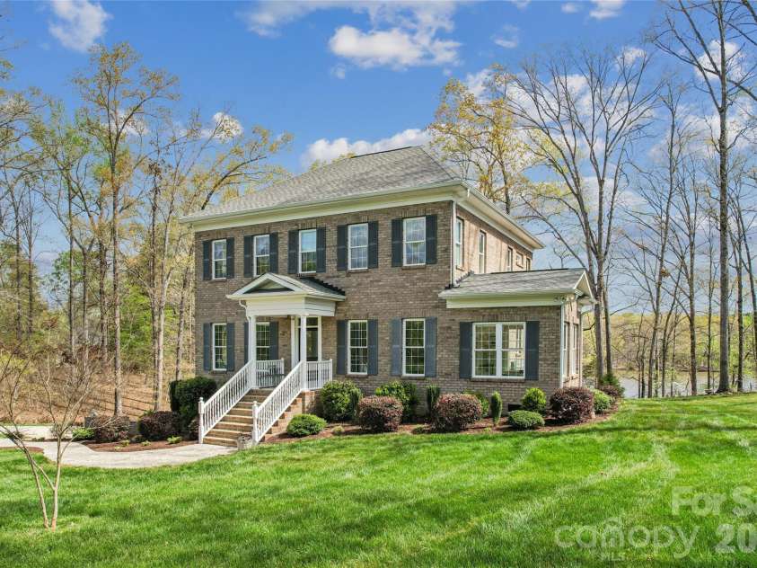 902 Bridgewater Drive, Monroe, NC 28112.  MLS# CAR4361236, YatesRealty ID 10198. Lush Landscaping