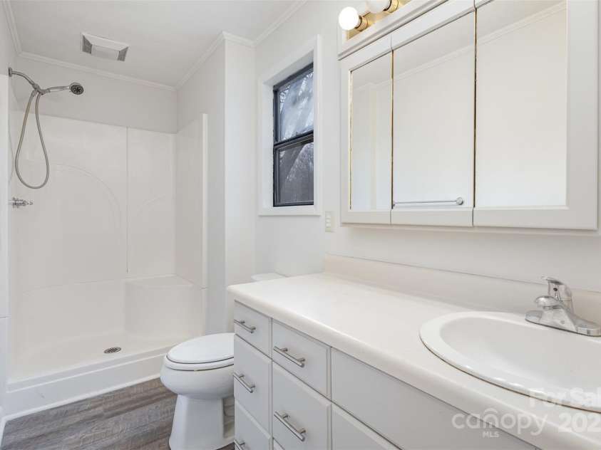8104 Tamalpais Court, Charlotte, NC 28215.  MLS# CAR4222060, YatesRealty ID 1020. Primary Bath
