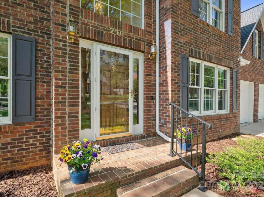 210 35th Avenue, Hickory, NC 28601.  MLS# CAR4245350, YatesRealty ID 10200. 