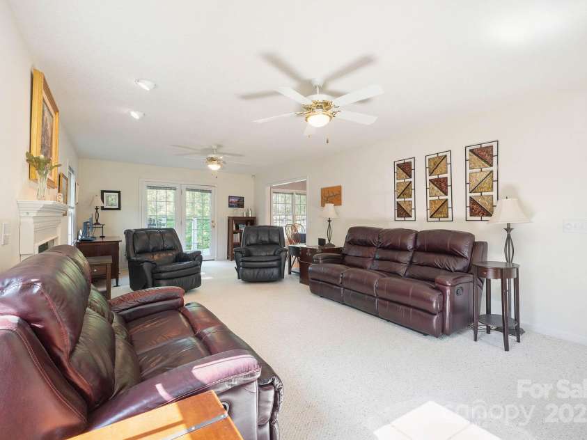 210 35th Avenue, Hickory, NC 28601.  MLS# CAR4245350, YatesRealty ID 10200. 