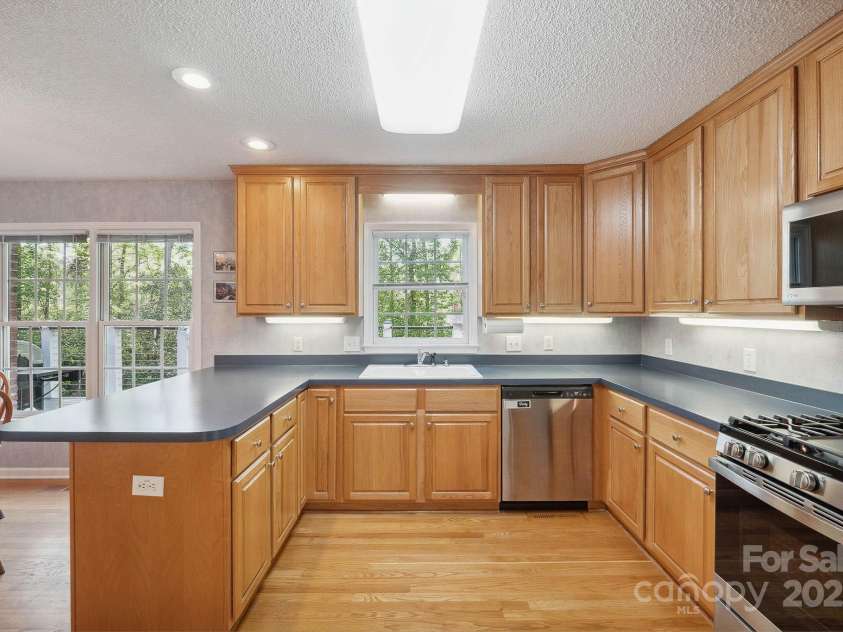 210 35th Avenue, Hickory, NC 28601.  MLS# CAR4245350, YatesRealty ID 10200. 