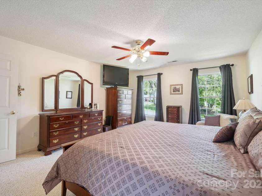 210 35th Avenue, Hickory, NC 28601.  MLS# CAR4245350, YatesRealty ID 10200. 