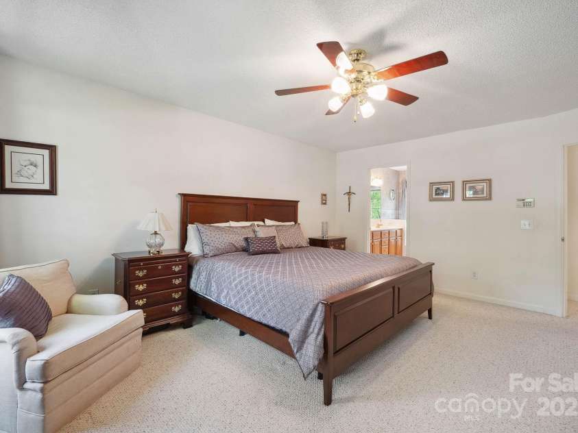 210 35th Avenue, Hickory, NC 28601.  MLS# CAR4245350, YatesRealty ID 10200. 