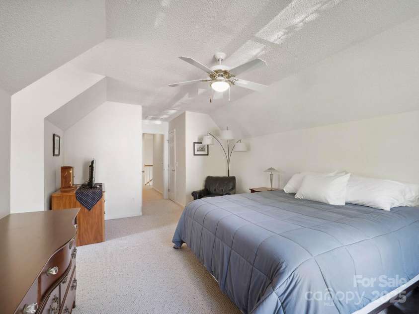 210 35th Avenue, Hickory, NC 28601.  MLS# CAR4245350, YatesRealty ID 10200. 