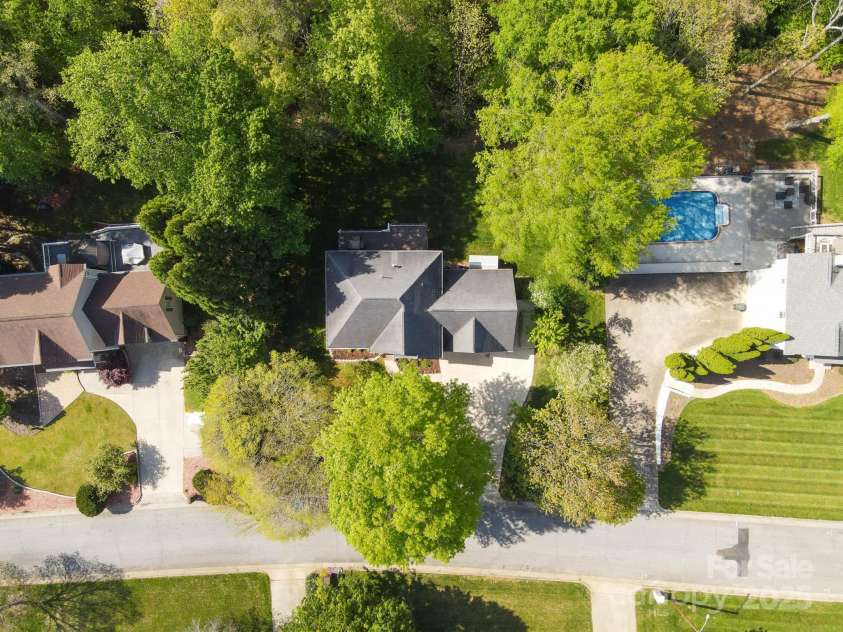 210 35th Avenue, Hickory, NC 28601.  MLS# CAR4245350, YatesRealty ID 10200. 