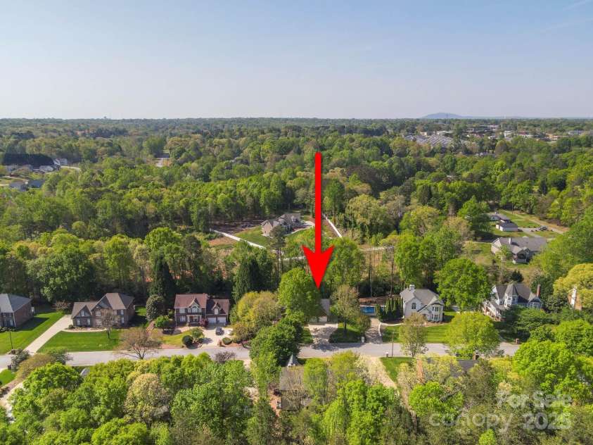 210 35th Avenue, Hickory, NC 28601.  MLS# CAR4245350, YatesRealty ID 10200. 