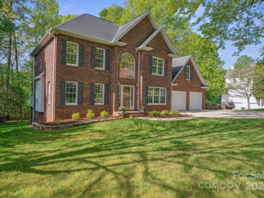 210 35th Avenue, Hickory, NC 28601.  MLS# CAR4245350, YatesRealty ID 10200. 