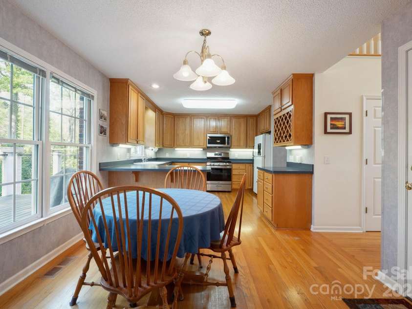 210 35th Avenue, Hickory, NC 28601.  MLS# CAR4245350, YatesRealty ID 10200. Breakfast Nook