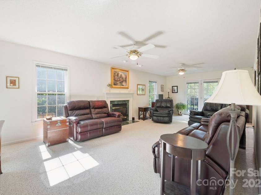 210 35th Avenue, Hickory, NC 28601.  MLS# CAR4245350, YatesRealty ID 10200. Den/Living Room