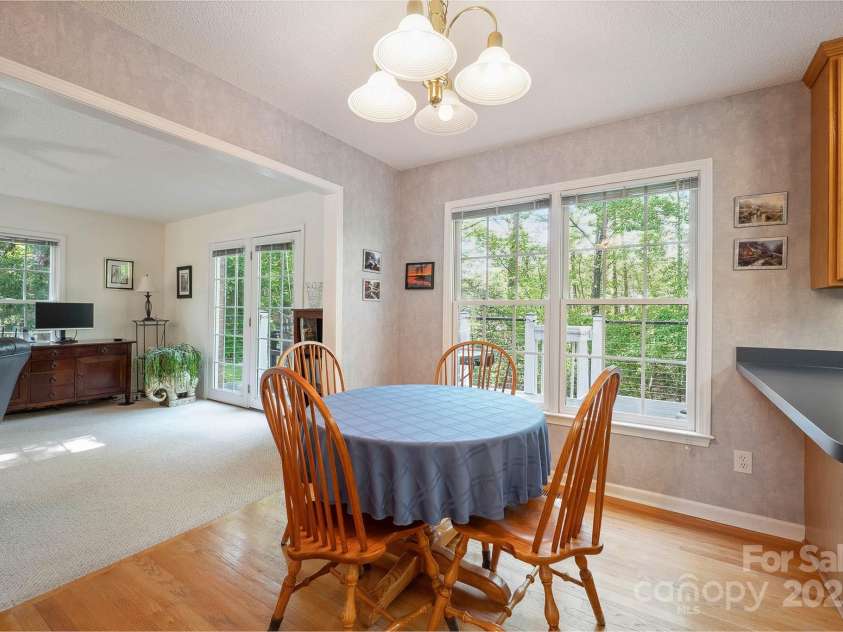 210 35th Avenue, Hickory, NC 28601.  MLS# CAR4245350, YatesRealty ID 10200. Eat-in Kitchen