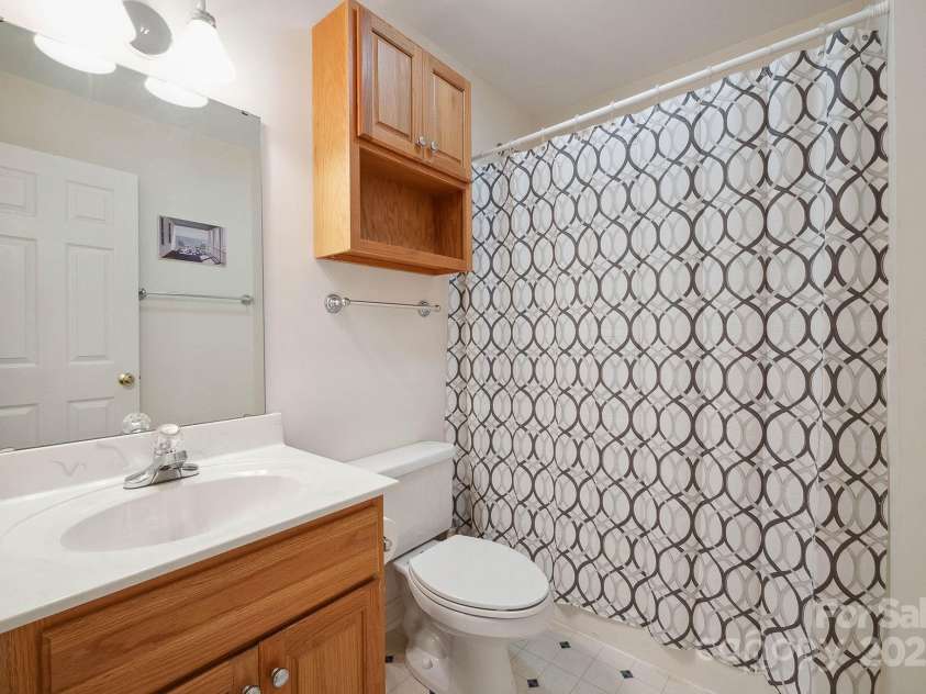 210 35th Avenue, Hickory, NC 28601.  MLS# CAR4245350, YatesRealty ID 10200. Full Bath in Upper Level Hallway