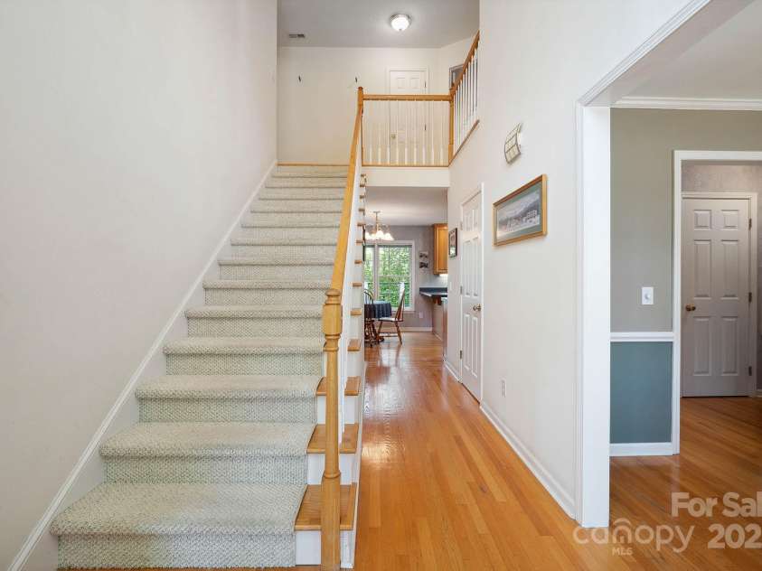 210 35th Avenue, Hickory, NC 28601.  MLS# CAR4245350, YatesRealty ID 10200. GRAND 2-Story Foyer