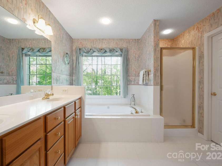 210 35th Avenue, Hickory, NC 28601.  MLS# CAR4245350, YatesRealty ID 10200. Primary Bath-Jetted Tub & Sep. Shower