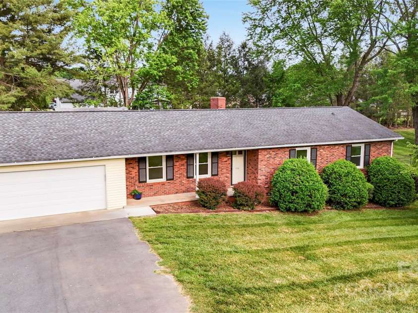 326 Greenbriar Road, Statesville, NC 28625.  MLS# CAR4252632, YatesRealty ID 10201. 
