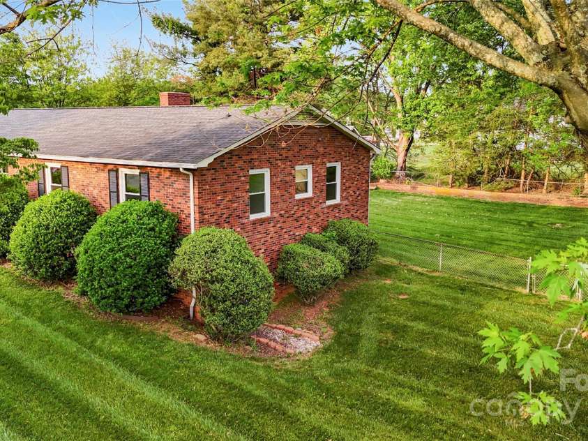 326 Greenbriar Road, Statesville, NC 28625.  MLS# CAR4252632, YatesRealty ID 10201. 