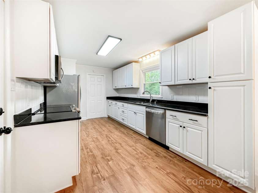 326 Greenbriar Road, Statesville, NC 28625.  MLS# CAR4252632, YatesRealty ID 10201. 