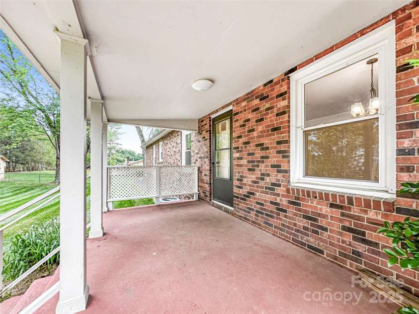 326 Greenbriar Road, Statesville, NC 28625.  MLS# CAR4252632, YatesRealty ID 10201. 