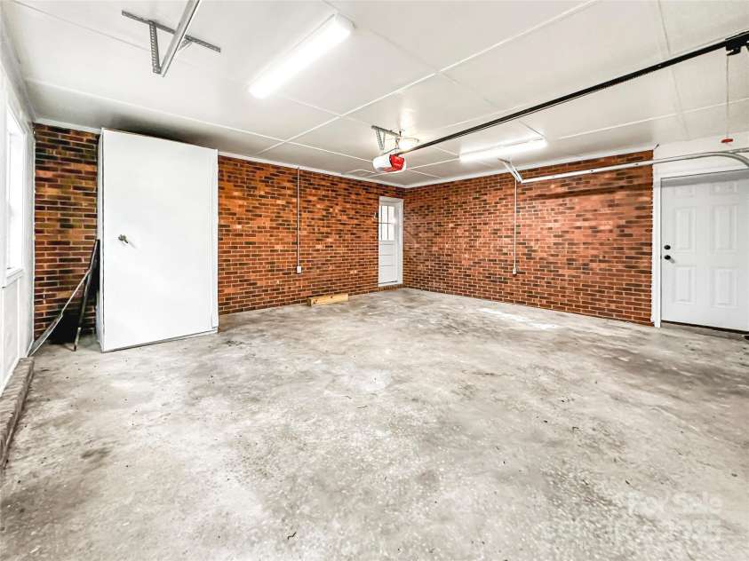 326 Greenbriar Road, Statesville, NC 28625.  MLS# CAR4252632, YatesRealty ID 10201. 