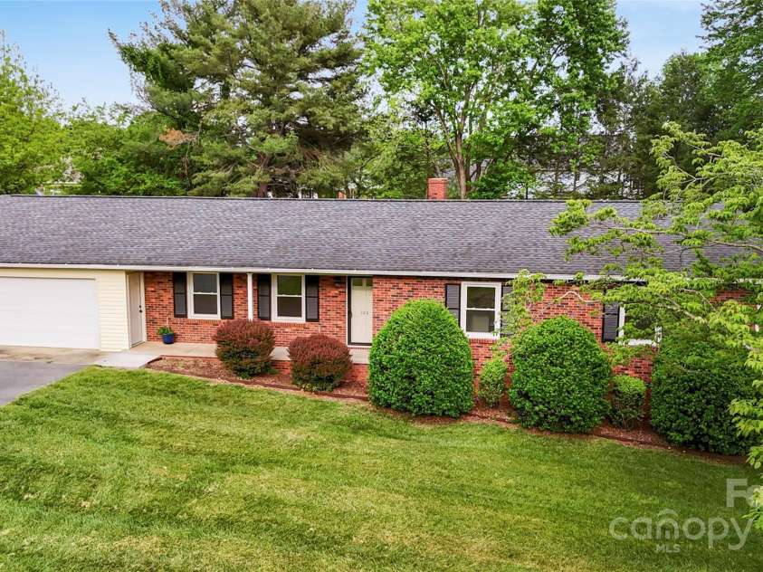 326 Greenbriar Road, Statesville, NC 28625.  MLS# CAR4252632, YatesRealty ID 10201. 