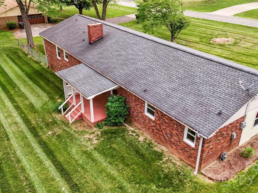 326 Greenbriar Road, Statesville, NC 28625.  MLS# CAR4252632, YatesRealty ID 10201. 