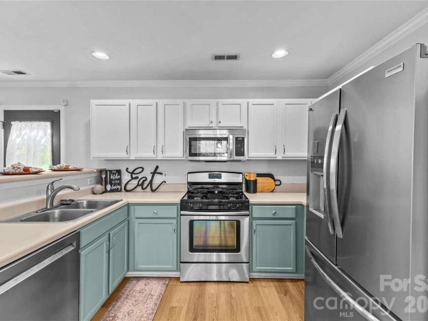 8854 Laurel Run Drive, Charlotte, NC 28269.  MLS# CAR4336283, YatesRealty ID 10206. 