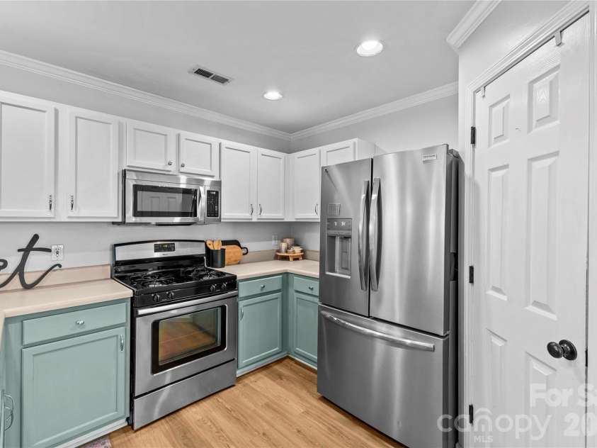 8854 Laurel Run Drive, Charlotte, NC 28269.  MLS# CAR4336283, YatesRealty ID 10206. 