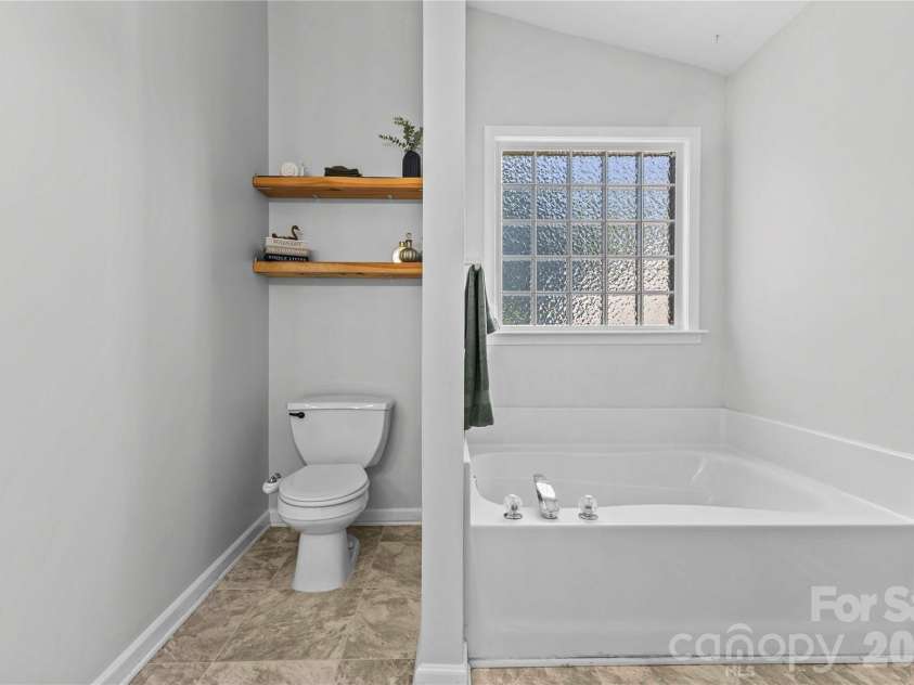 8854 Laurel Run Drive, Charlotte, NC 28269.  MLS# CAR4336283, YatesRealty ID 10206. 