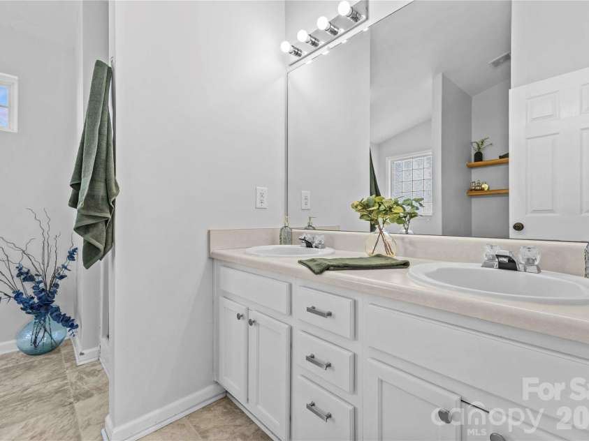 8854 Laurel Run Drive, Charlotte, NC 28269.  MLS# CAR4336283, YatesRealty ID 10206. 