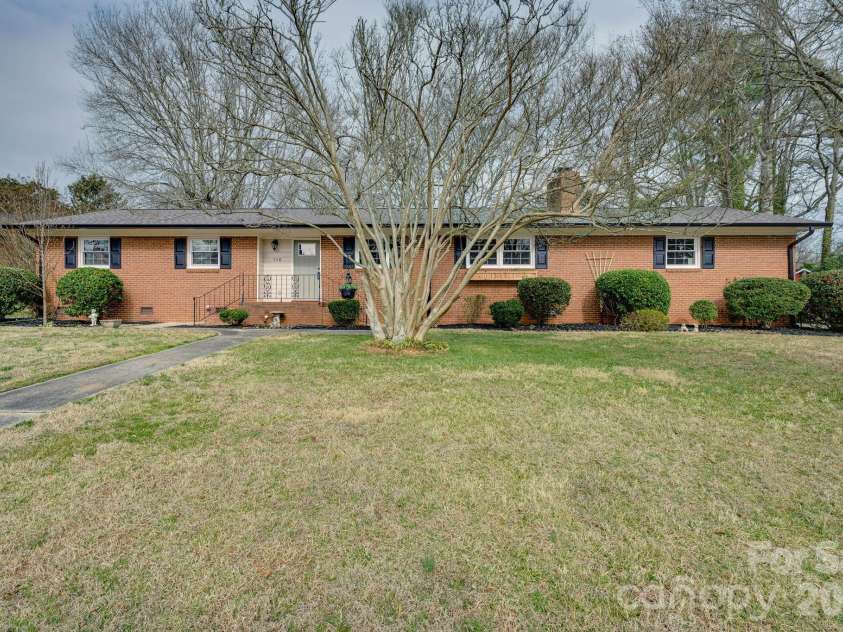 110 Scottsmoor Drive, Charlotte, NC 28214.  MLS# CAR4336960, YatesRealty ID 10208. 