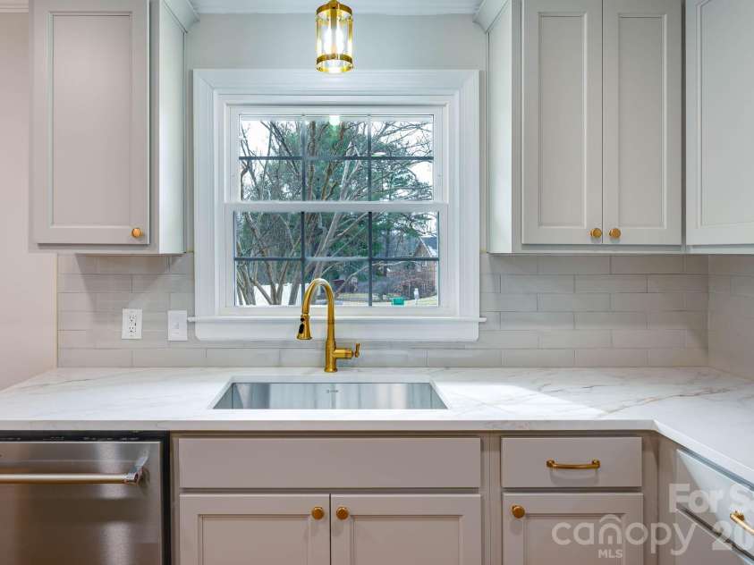 110 Scottsmoor Drive, Charlotte, NC 28214.  MLS# CAR4336960, YatesRealty ID 10208. 