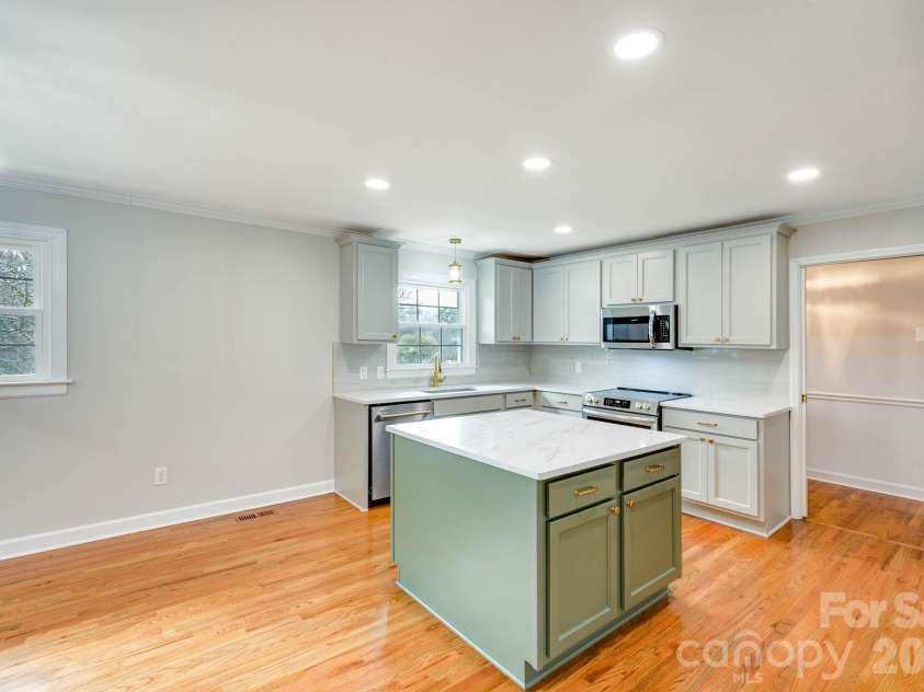 110 Scottsmoor Drive, Charlotte, NC 28214.  MLS# CAR4336960, YatesRealty ID 10208. 
