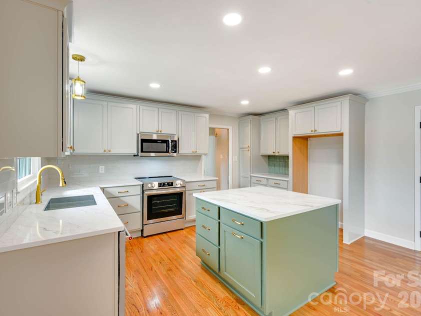 110 Scottsmoor Drive, Charlotte, NC 28214.  MLS# CAR4336960, YatesRealty ID 10208. 