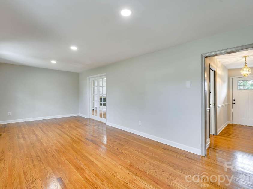 110 Scottsmoor Drive, Charlotte, NC 28214.  MLS# CAR4336960, YatesRealty ID 10208. 