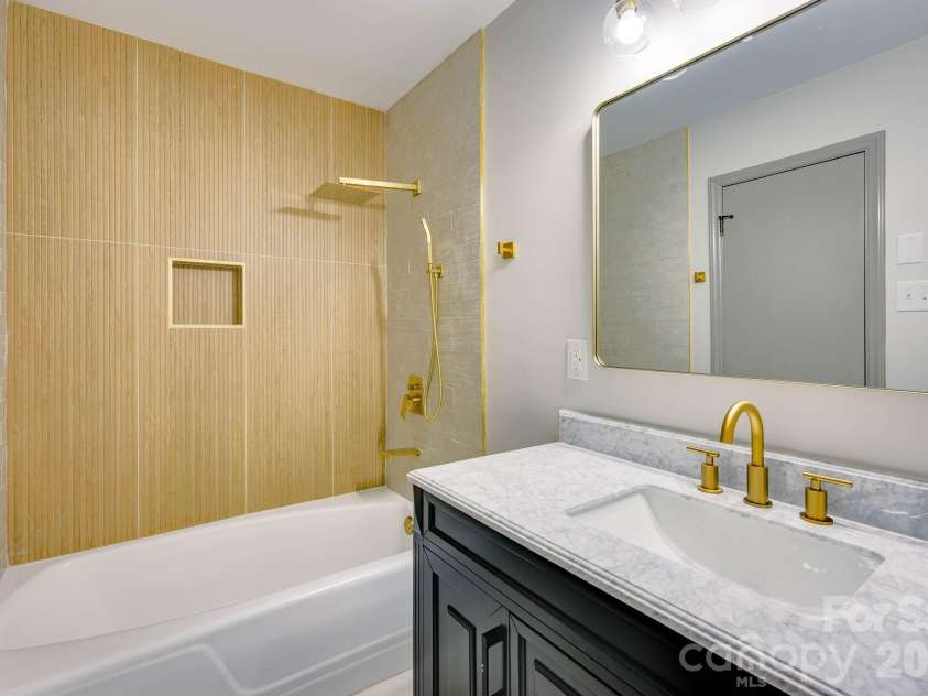 110 Scottsmoor Drive, Charlotte, NC 28214.  MLS# CAR4336960, YatesRealty ID 10208. 