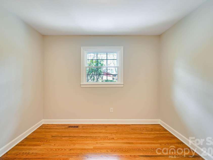 110 Scottsmoor Drive, Charlotte, NC 28214.  MLS# CAR4336960, YatesRealty ID 10208. 