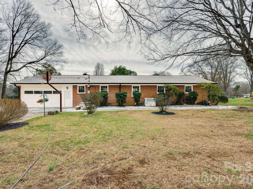 110 Scottsmoor Drive, Charlotte, NC 28214.  MLS# CAR4336960, YatesRealty ID 10208. 