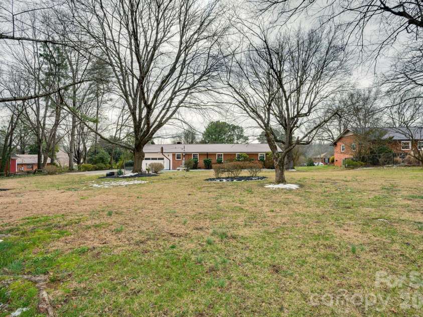 110 Scottsmoor Drive, Charlotte, NC 28214.  MLS# CAR4336960, YatesRealty ID 10208. 