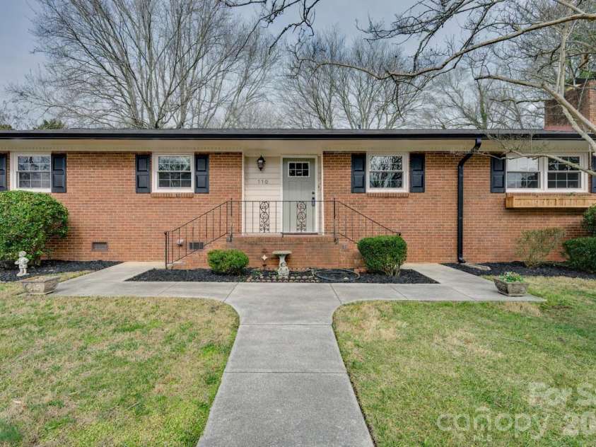 110 Scottsmoor Drive, Charlotte, NC 28214.  MLS# CAR4336960, YatesRealty ID 10208. 