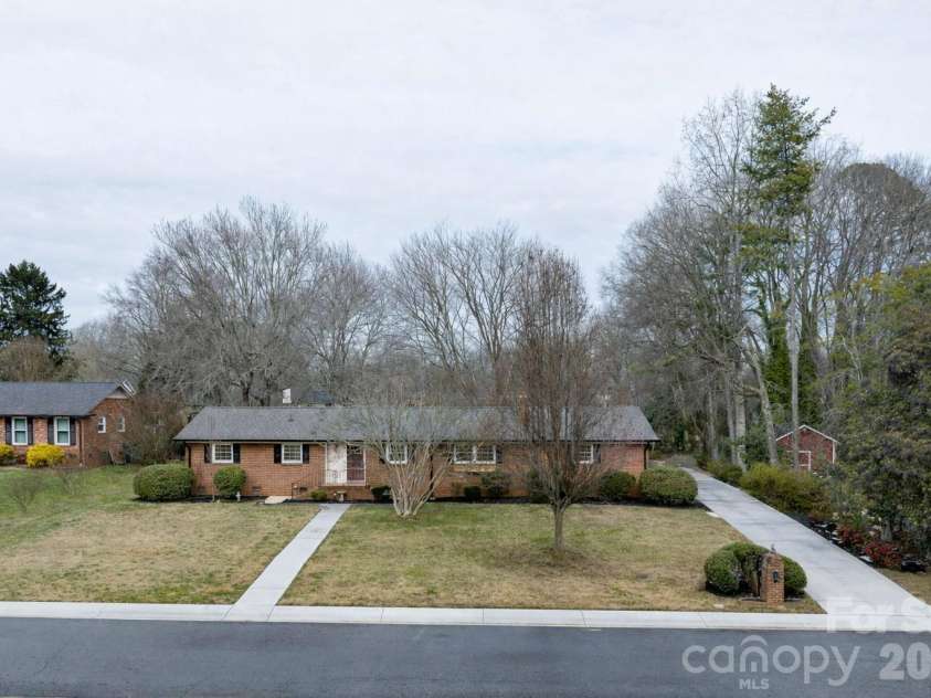 110 Scottsmoor Drive, Charlotte, NC 28214.  MLS# CAR4336960, YatesRealty ID 10208. 