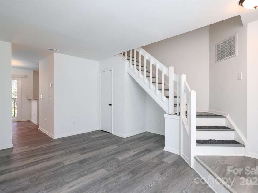 6423 Windsor Gate Lane, Charlotte, NC 28215.  MLS# CAR4224834, YatesRealty ID 1021. 