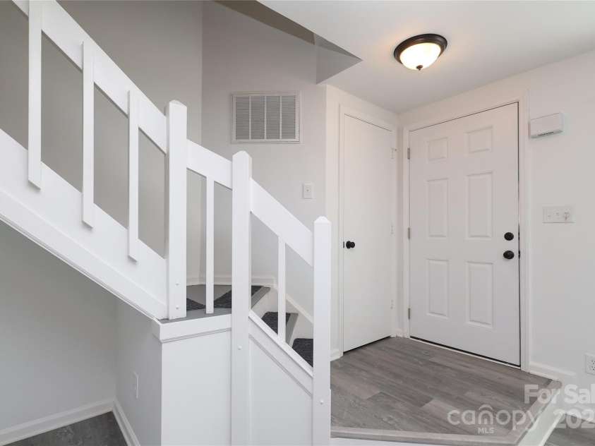 6423 Windsor Gate Lane, Charlotte, NC 28215.  MLS# CAR4224834, YatesRealty ID 1021. 