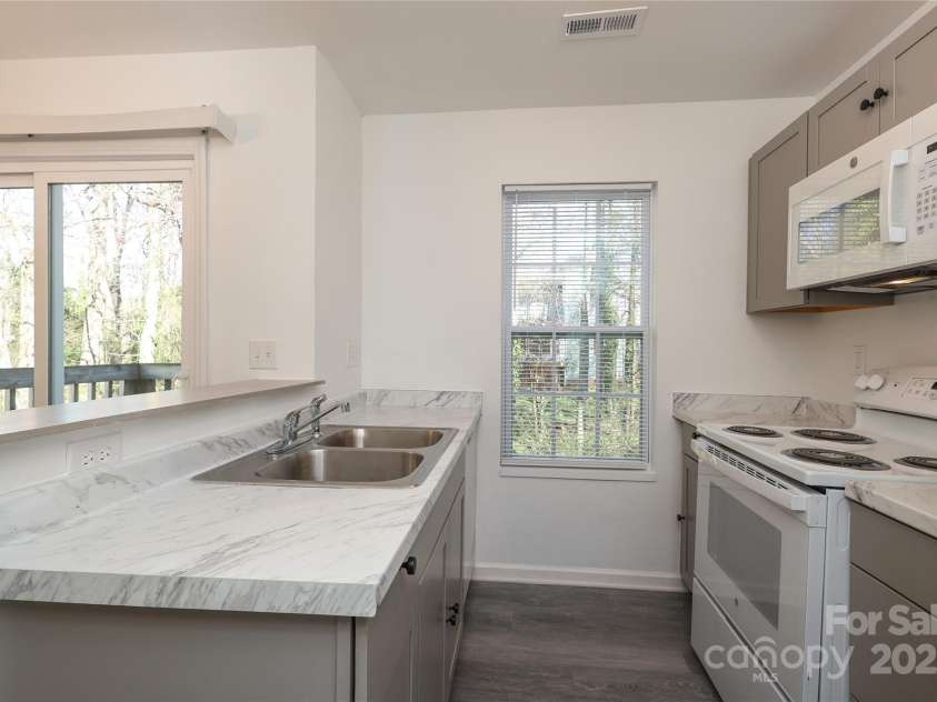 6423 Windsor Gate Lane, Charlotte, NC 28215.  MLS# CAR4224834, YatesRealty ID 1021. 