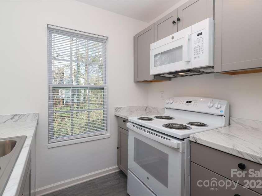 6423 Windsor Gate Lane, Charlotte, NC 28215.  MLS# CAR4224834, YatesRealty ID 1021. 