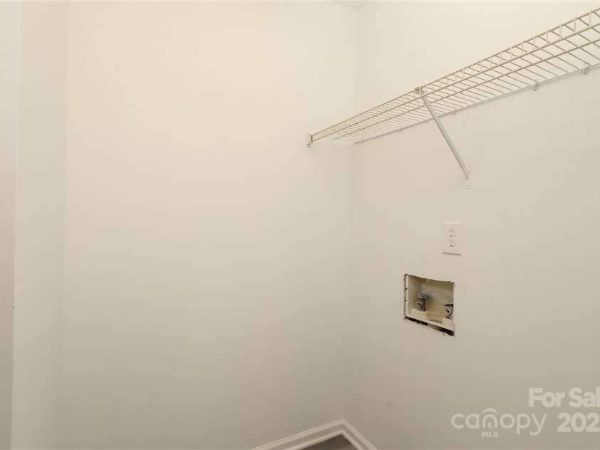 6423 Windsor Gate Lane, Charlotte, NC 28215.  MLS# CAR4224834, YatesRealty ID 1021. 