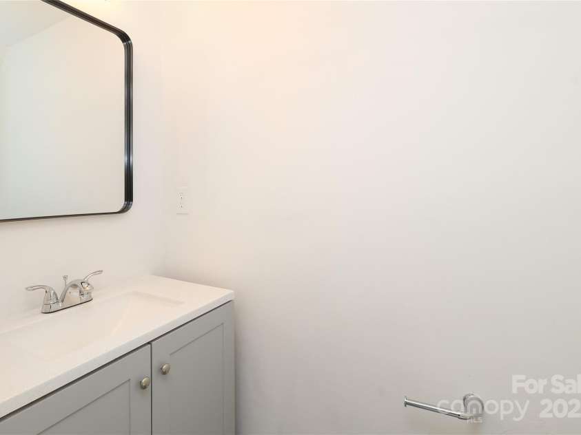 6423 Windsor Gate Lane, Charlotte, NC 28215.  MLS# CAR4224834, YatesRealty ID 1021. 